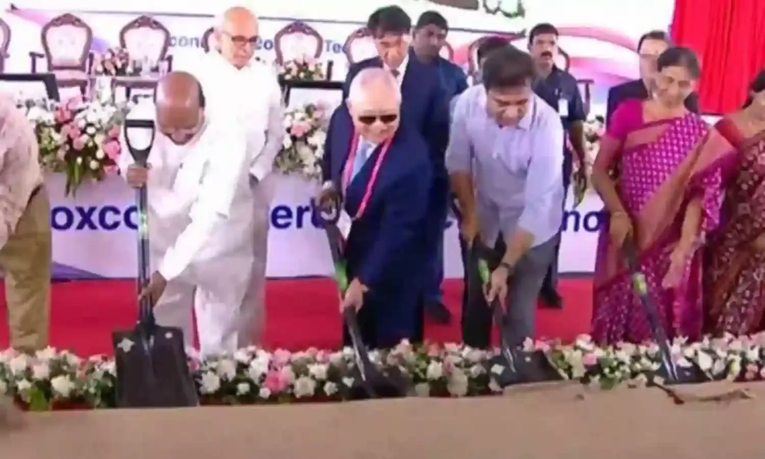 కొంగరకలాన్లో ఫాక్స్ కాన్ ఫ్యాక్టరీకి మంత్రి కేటీఆర్ శంఖుస్థాపన కొంగరకలాన్లో ఫాక్స్ కాన్ ఫ్యాక్టరీకి మంత్రి కేటీఆర్ శంఖుస్థాపన