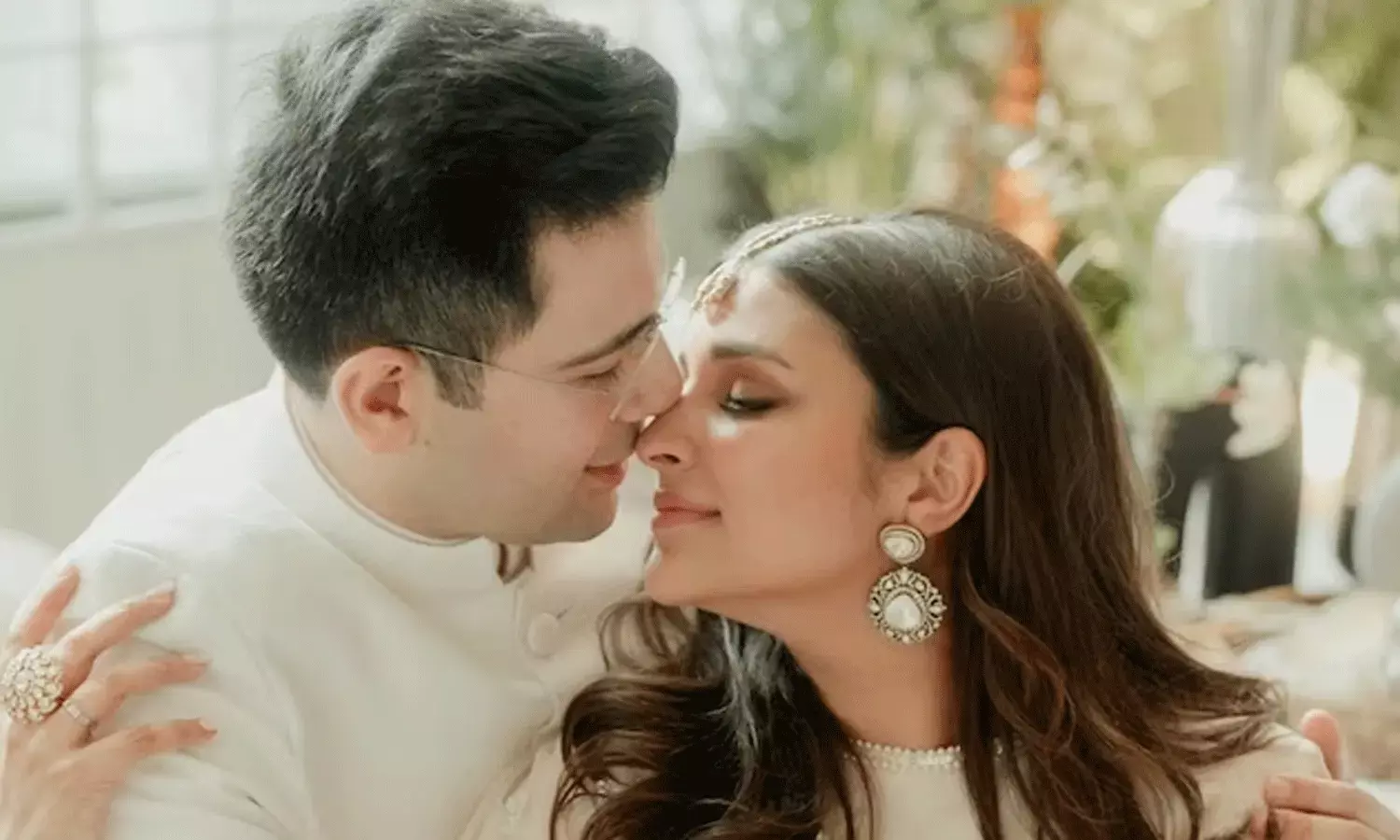 రాఘవ్ చద్దాతో నిశ్చితార్థం.. పరిణీతి ఓ అందమైన నోట్.. రాఘవ్ చద్దాతో నిశ్చితార్థం.. పరిణీతి ఓ అందమైన నోట్..