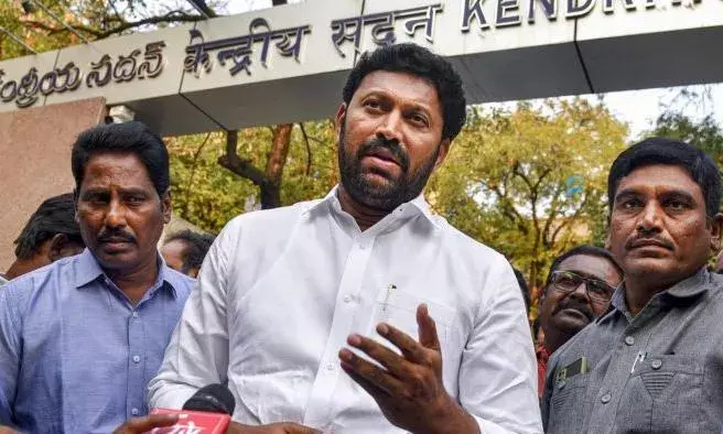 Viveka Murder Case: ఎంపీ అవినాష్ రెడ్డికి మరోసారి సీబీఐ నోటీసులు Viveka Murder Case: ఎంపీ అవినాష్ రెడ్డికి మరోసారి సీబీఐ నోటీసులు