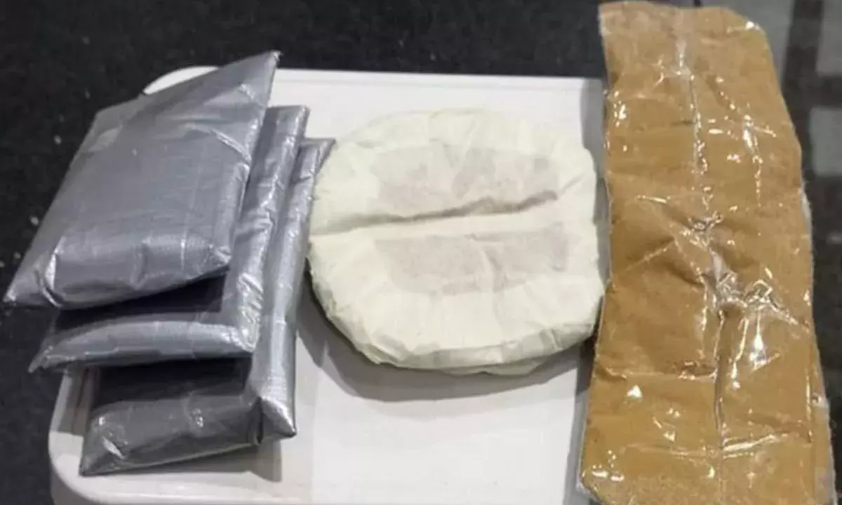 దొంగబంగారాన్ని ఇలా కూడా తరలిస్తారా...! దొంగబంగారాన్ని ఇలా కూడా తరలిస్తారా...!