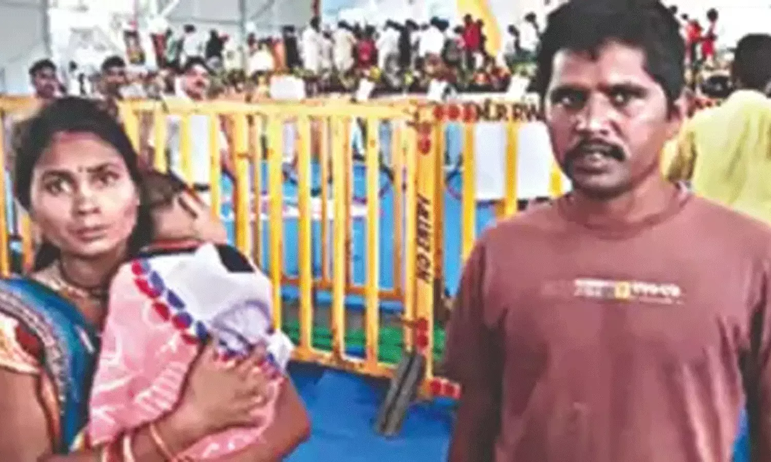 సీఎం ప్రసంగిస్తున్న వేదికపైకి తన ఏడాది చిన్నారిని విసిరిన తండ్రి సీఎం ప్రసంగిస్తున్న వేదికపైకి తన ఏడాది చిన్నారిని విసిరిన తండ్రి