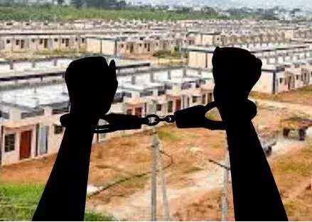 డబుల్‌ బెడ్‌ రూమ్‌ ఇళ్ల మోసం.. ఇద్దరు మహిళల అరెస్ట్