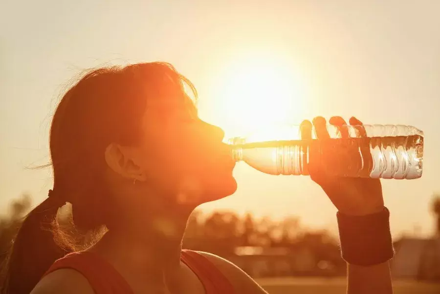 Summer Heat : భానుడి భగభగలు... బయటకొస్తే మాడు పగిలిపోతోంది Summer Heat : భానుడి భగభగలు... బయటకొస్తే మాడు పగిలిపోతోంది