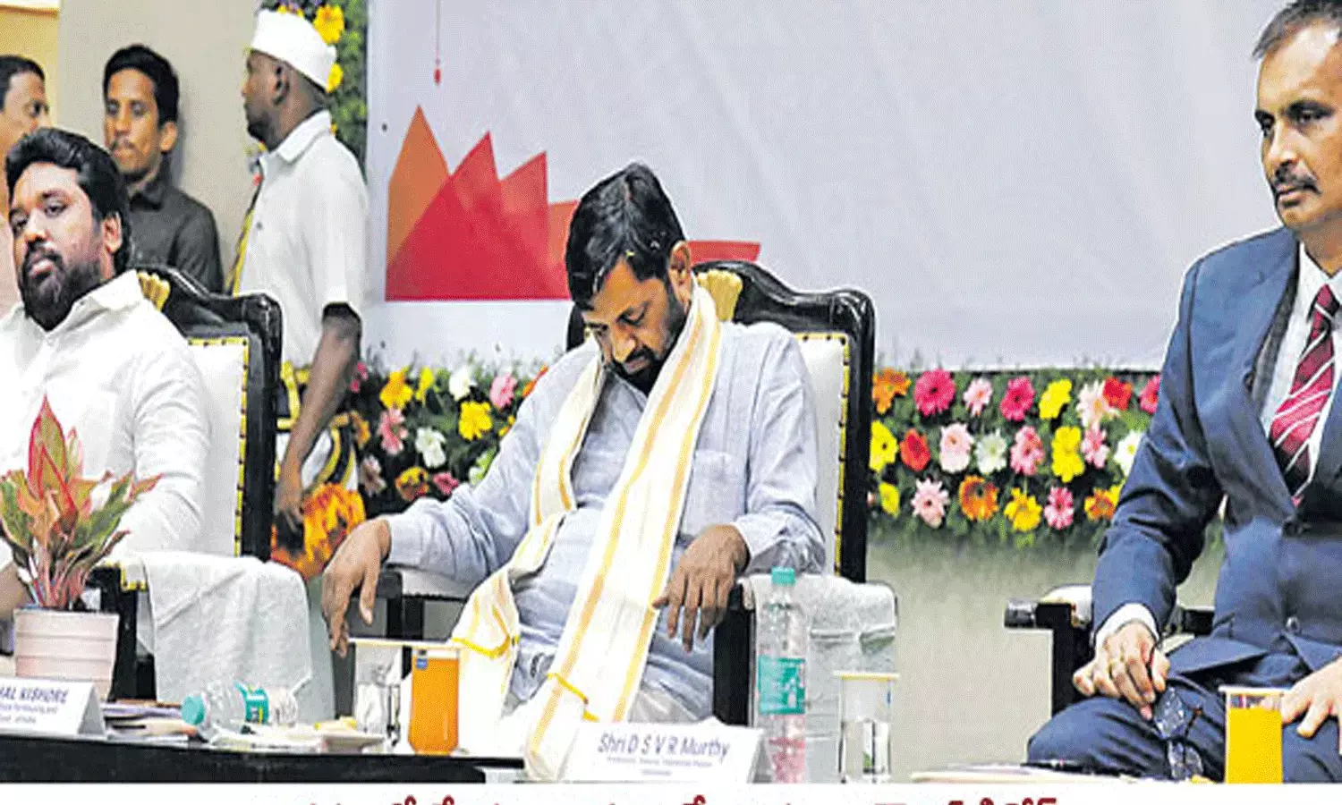 సార్ లేవండి.. ప్రధాని మాట్లాడుతున్నారు.. సార్ లేవండి.. ప్రధాని మాట్లాడుతున్నారు..