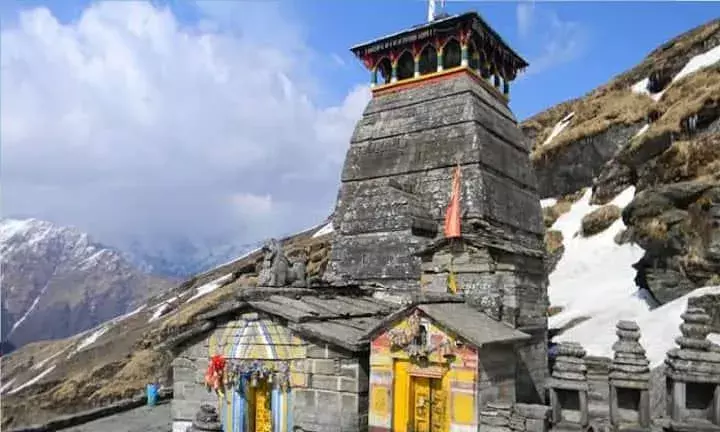 అత్యంత ఎత్తులో ఉన్న ప్రాచీన శివాలయం ఒరిగిపోతోంది