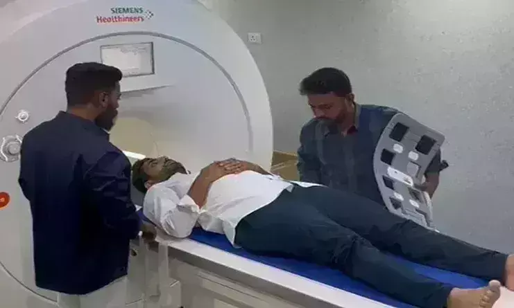 Yuvagalam: లోకేష్కు MRI స్కాన్ చేసిన వైద్యులు Yuvagalam: లోకేష్కు MRI స్కాన్ చేసిన వైద్యులు