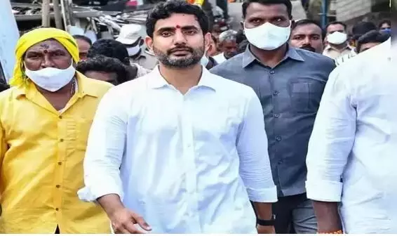 వైసీపీ నాయకులు రైతుల భూములు లాక్కుంటున్నారు : లోకేష్ వైసీపీ నాయకులు రైతుల భూములు లాక్కుంటున్నారు : లోకేష్