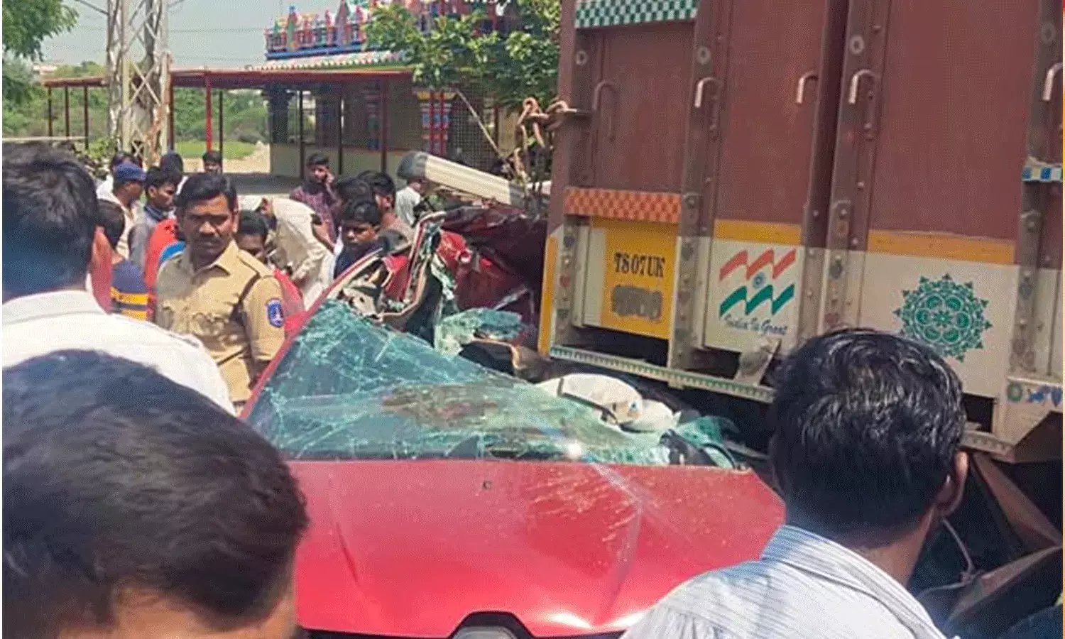టిప్పర్ ను ఢీకొన్న కారు.. నలుగురు మృతి టిప్పర్ ను ఢీకొన్న కారు.. నలుగురు మృతి
