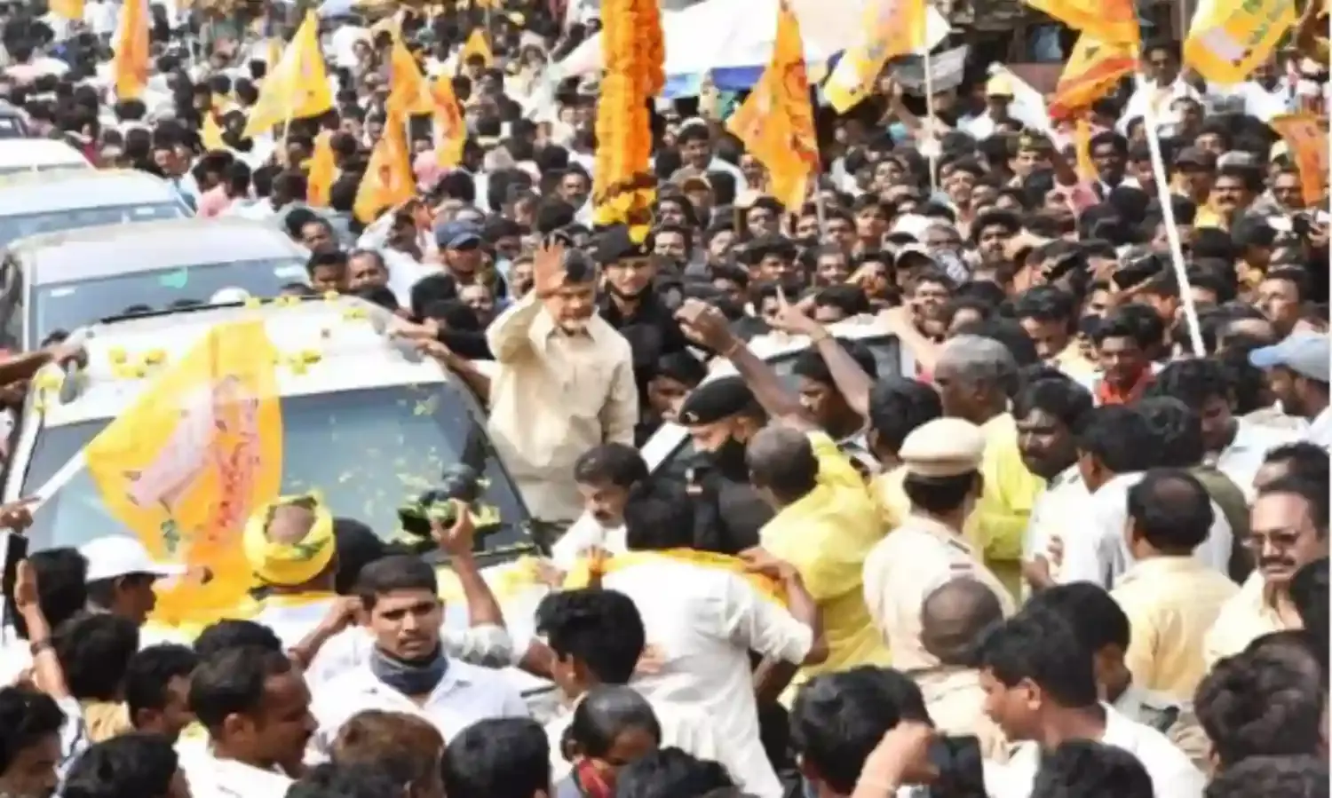 ఉత్తరాంధ్రలో చంద్రబాబుకు ఘన స్వాగతం ఉత్తరాంధ్రలో చంద్రబాబుకు ఘన స్వాగతం