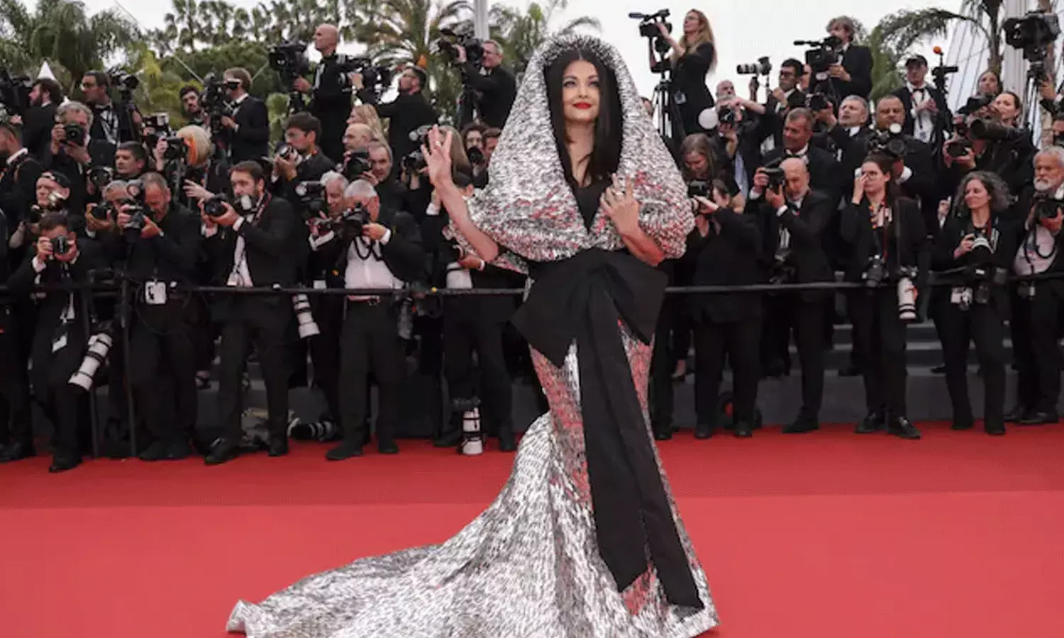 అదేం డ్రెస్.. ఎవరు డిజైనర్: నెటిజన్స్ ట్రోల్స్ అదేం డ్రెస్.. ఎవరు డిజైనర్: నెటిజన్స్ ట్రోల్స్