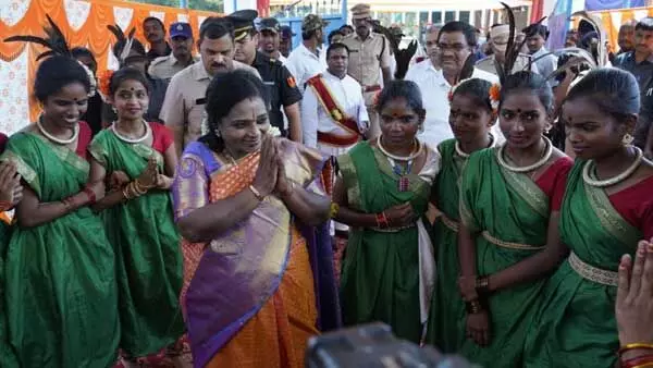 TS : గిరిజనులతో గవర్నర్ తమిళిసై సమావేశం TS : గిరిజనులతో గవర్నర్ తమిళిసై సమావేశం