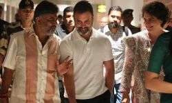 బెంగళూరు ఎయిర్పోర్ట్ లో  రాహుల్ గాంధీ, ప్రియాంక గాంధీ బెంగళూరు ఎయిర్పోర్ట్ లో  రాహుల్ గాంధీ, ప్రియాంక గాంధీ