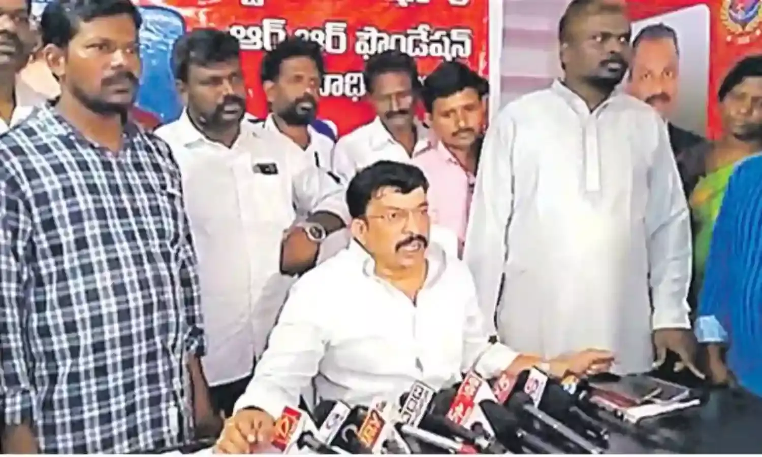 AP : సీఎం జగన్ పేరు చెప్పి క్రైస్తవులను మోసగించారు AP : సీఎం జగన్ పేరు చెప్పి క్రైస్తవులను మోసగించారు
