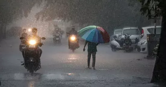 వరంగల్ నగరాన్ని వణికించిన అకాల వర్షం వరంగల్ నగరాన్ని వణికించిన అకాల వర్షం
