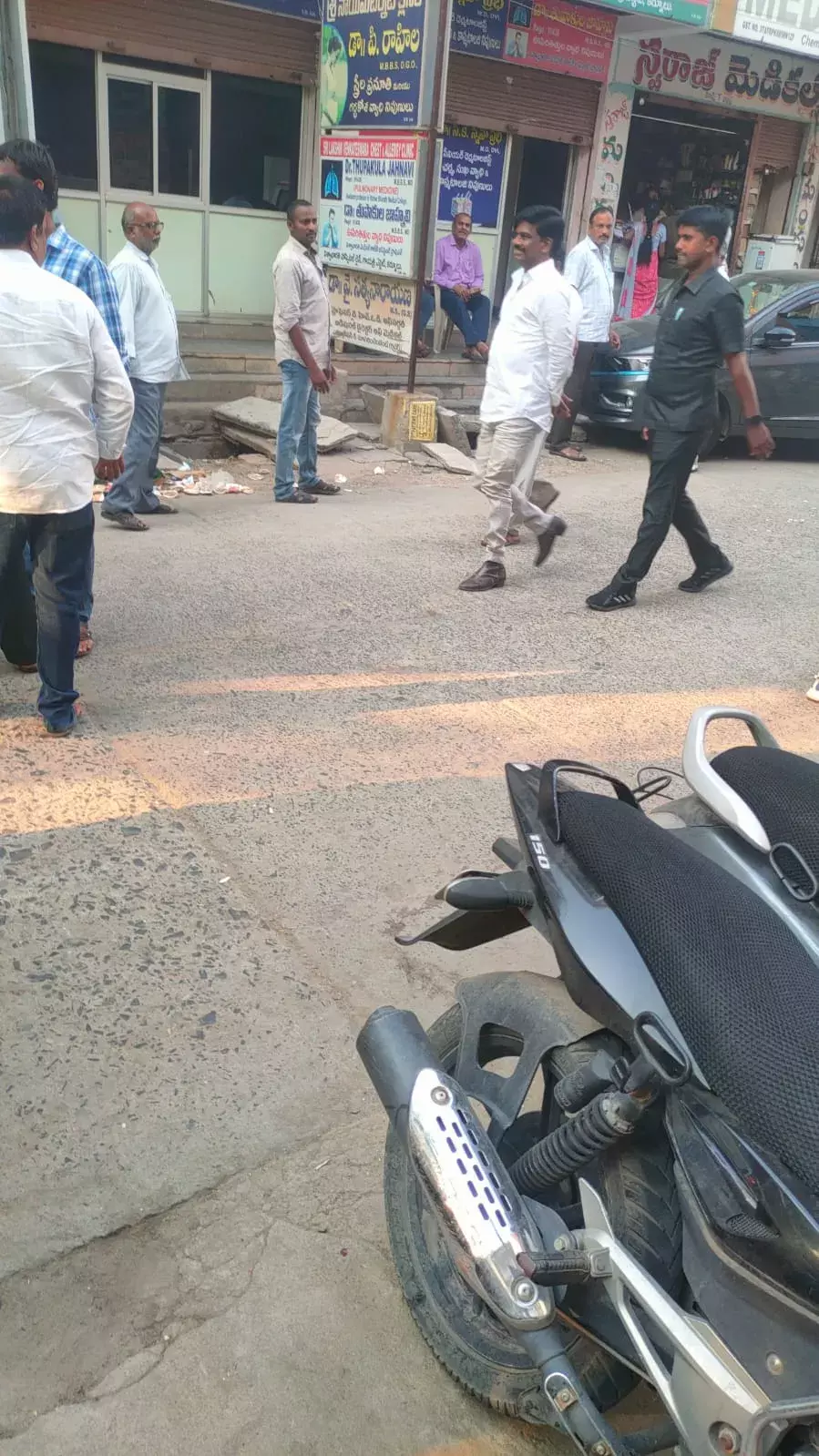 హాస్పిటల్ లైన్ లో ఎంపీ గోరంట్ల మాధవ్. ... ఎంపీ అవినాష్ అరెస్ట్కు రంగం సిద్ధం..! హాస్పిటల్ లైన్ లో ఎంపీ గోరంట్ల మాధవ్. ... ఎంపీ అవినాష్ అరెస్ట్కు రంగం సిద్ధం..!
