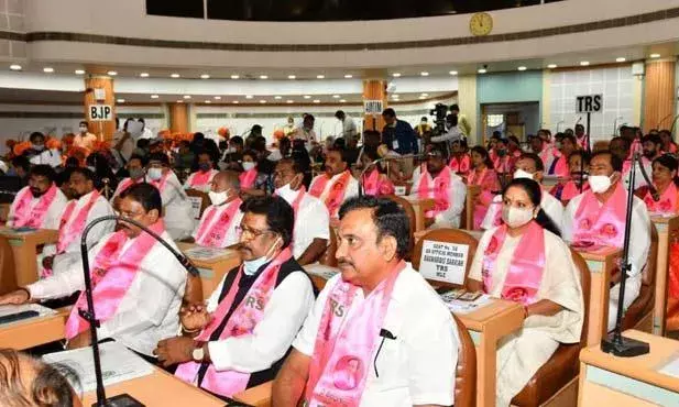 గ్రేటర్ హైదరాబాద్లో ఎమ్మెల్యేలు వర్సెస్ కార్పొరేటర్లు గ్రేటర్ హైదరాబాద్లో ఎమ్మెల్యేలు వర్సెస్ కార్పొరేటర్లు