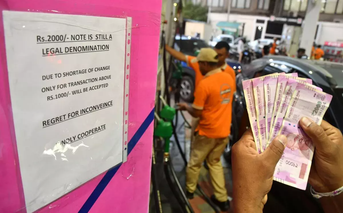 2000 Notes: పెట్రోల్‌ బంకులకు వరదలా రూ.2వేల నోట్లు