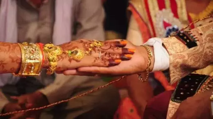 పారిపోతున్న వరున్ని వెంబడించి పట్టుకుంది.. ఆపై పెళ్లిచేసుకుంది పారిపోతున్న వరున్ని వెంబడించి పట్టుకుంది.. ఆపై పెళ్లిచేసుకుంది