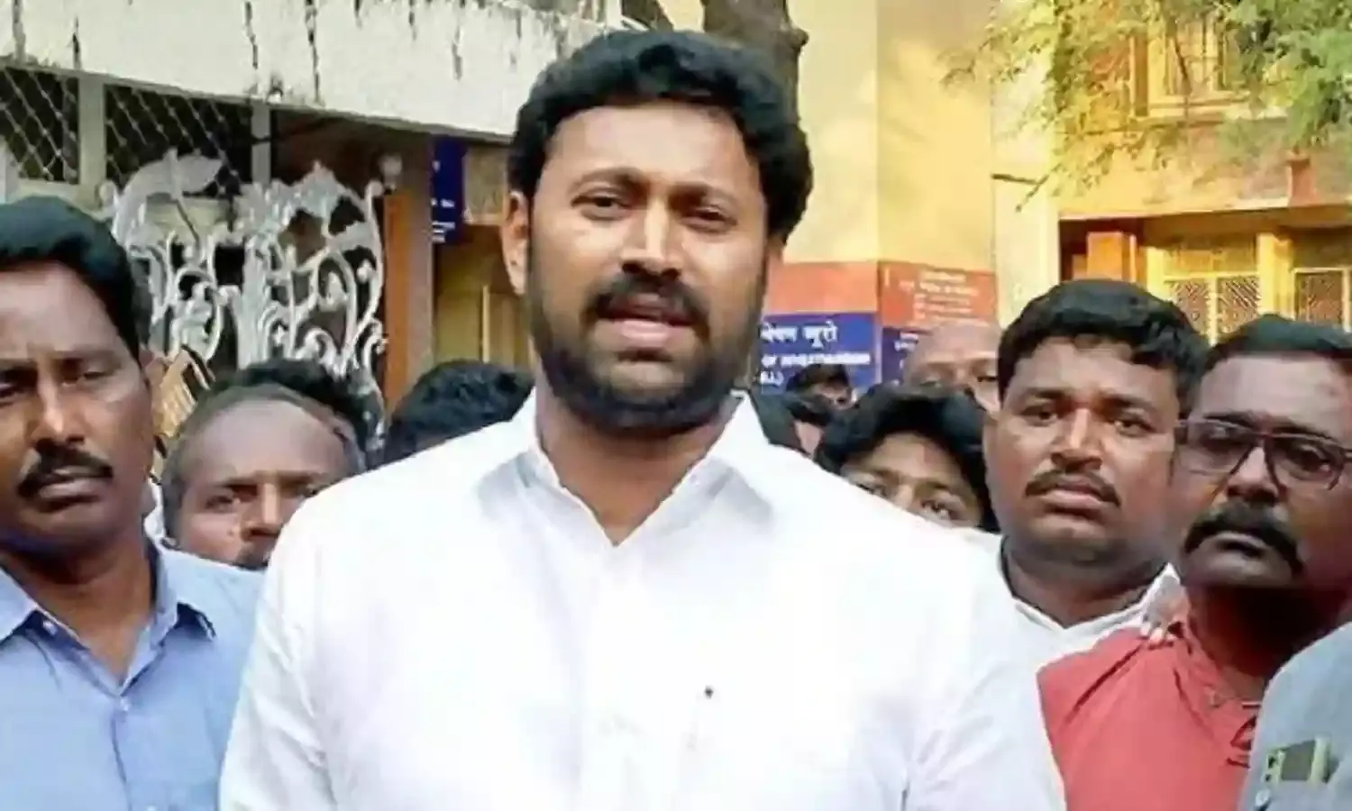 AP: కర్నూలులో హై టెన్షన్ AP: కర్నూలులో హై టెన్షన్
