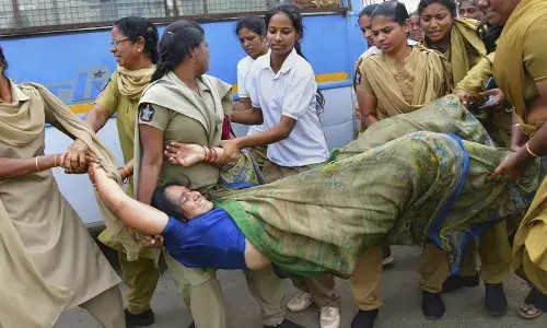 మహిళా రైతులపై పోలీసుల దాష్టీకం మహిళా రైతులపై పోలీసుల దాష్టీకం