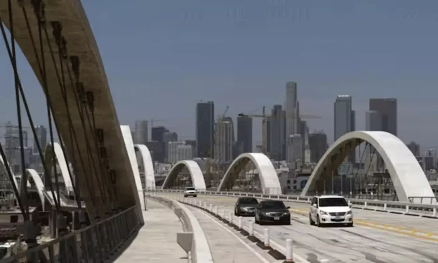 యూట్యూబ్ వీడియో కోసం బ్రిడ్జి ఎక్కి స్టంట్ చేస్తూ.. 17 ఏళ్ల యువకుడు