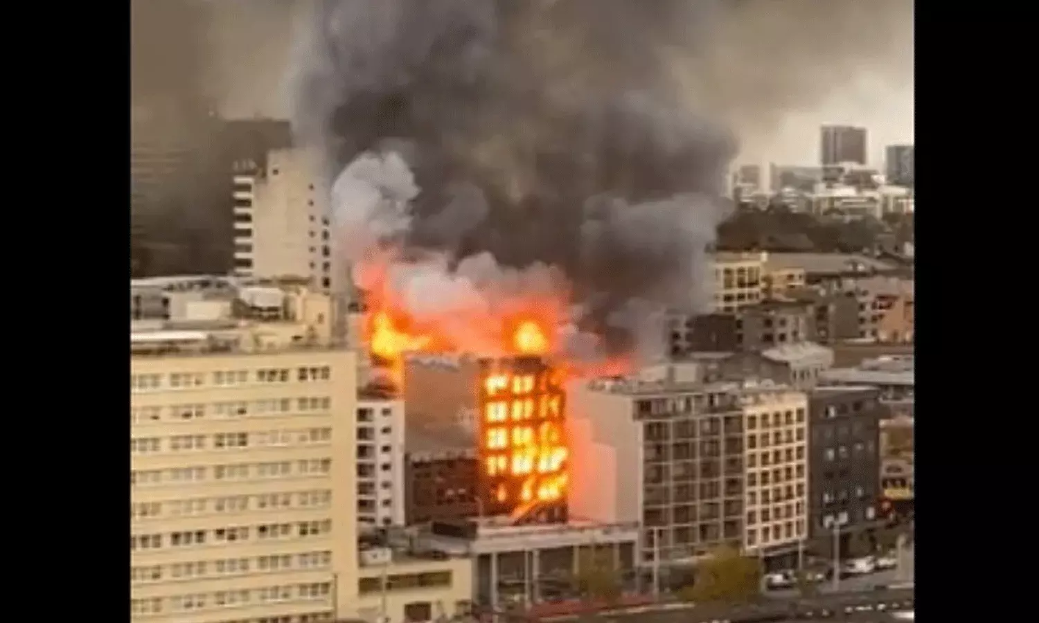 సిడ్నీలో భారీ అగ్ని ప్రమాదం.. ఏడంతస్తుల భవనంలో మంటలు సిడ్నీలో భారీ అగ్ని ప్రమాదం.. ఏడంతస్తుల భవనంలో మంటలు