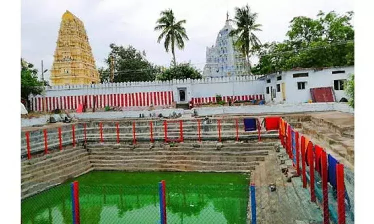 అపచారం... ఈవో అయ్యుండి ఇదేం పని! అపచారం... ఈవో అయ్యుండి ఇదేం పని!