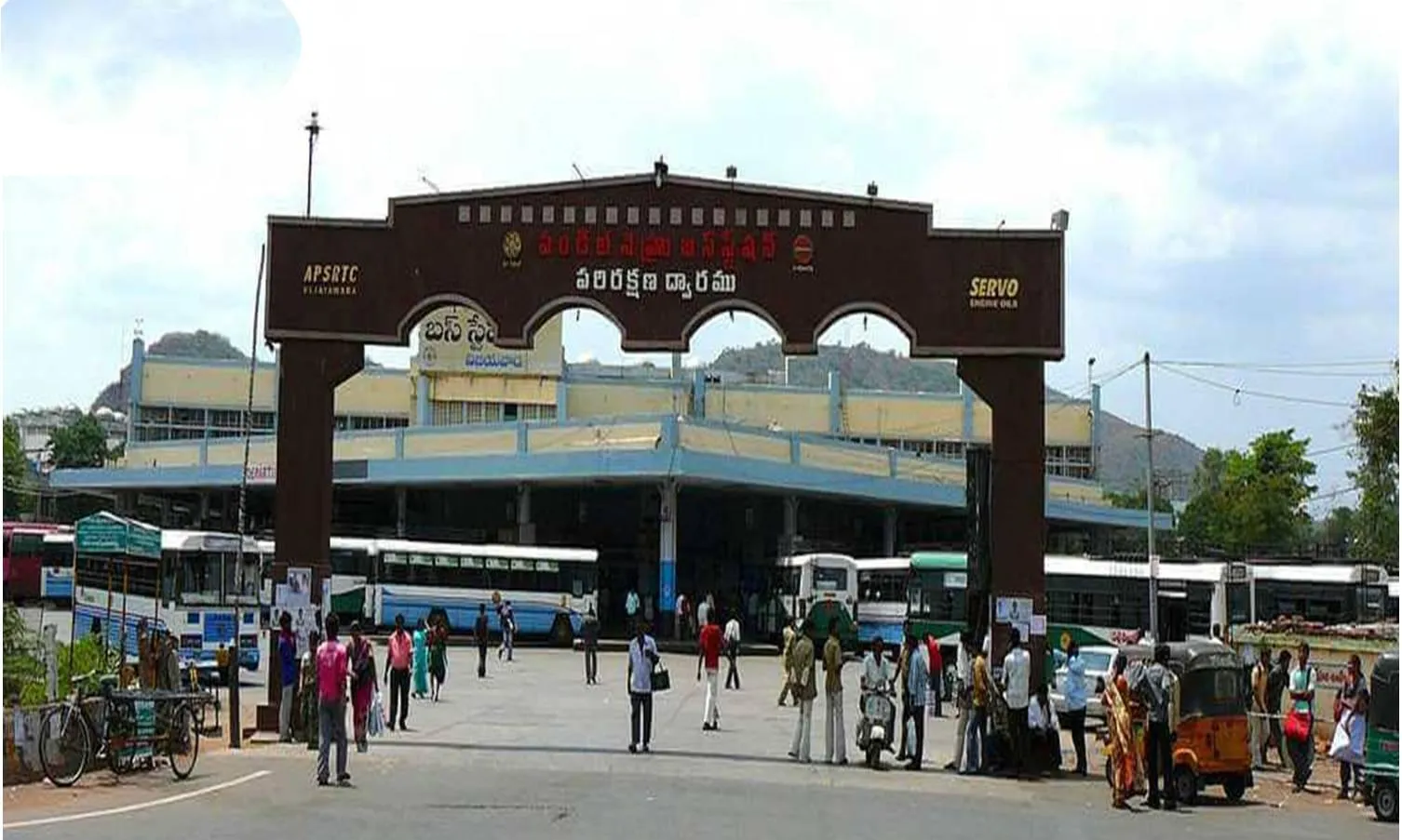 బస్సుల కోసం గగ్గోలు...