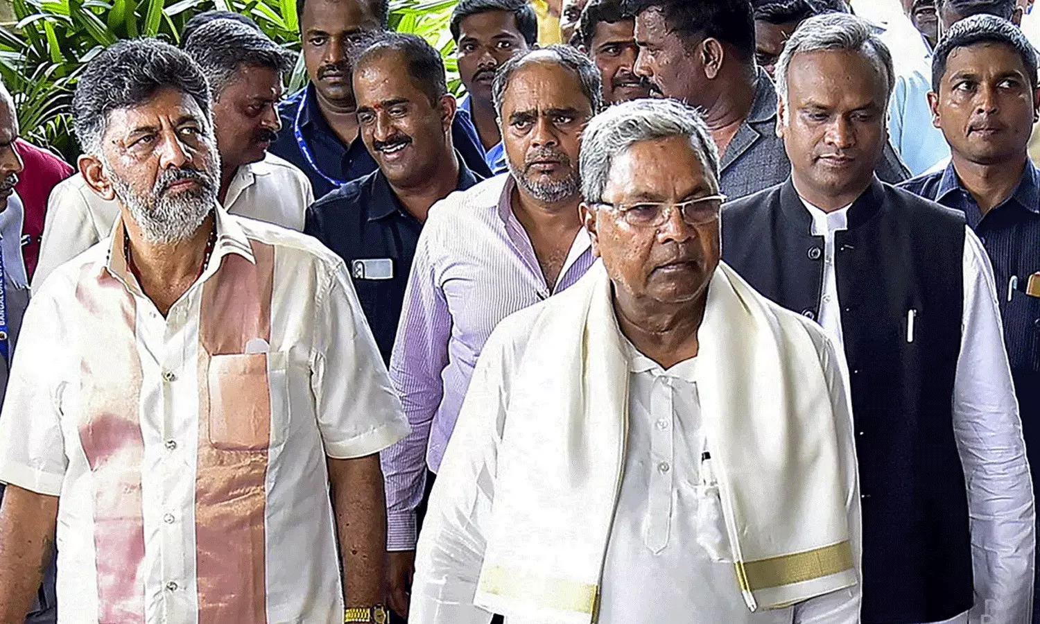 సీఎం సిద్ధరామయ్య క్యాబినెట్ లోకి మరో 24 మంది మంత్రులు.. సీఎం సిద్ధరామయ్య క్యాబినెట్ లోకి మరో 24 మంది మంత్రులు..