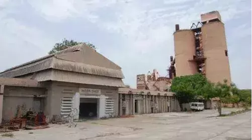 సిమెంట్ ఫ్యాక్టరీ ముందు ఆదివాసీల ఆందోళన