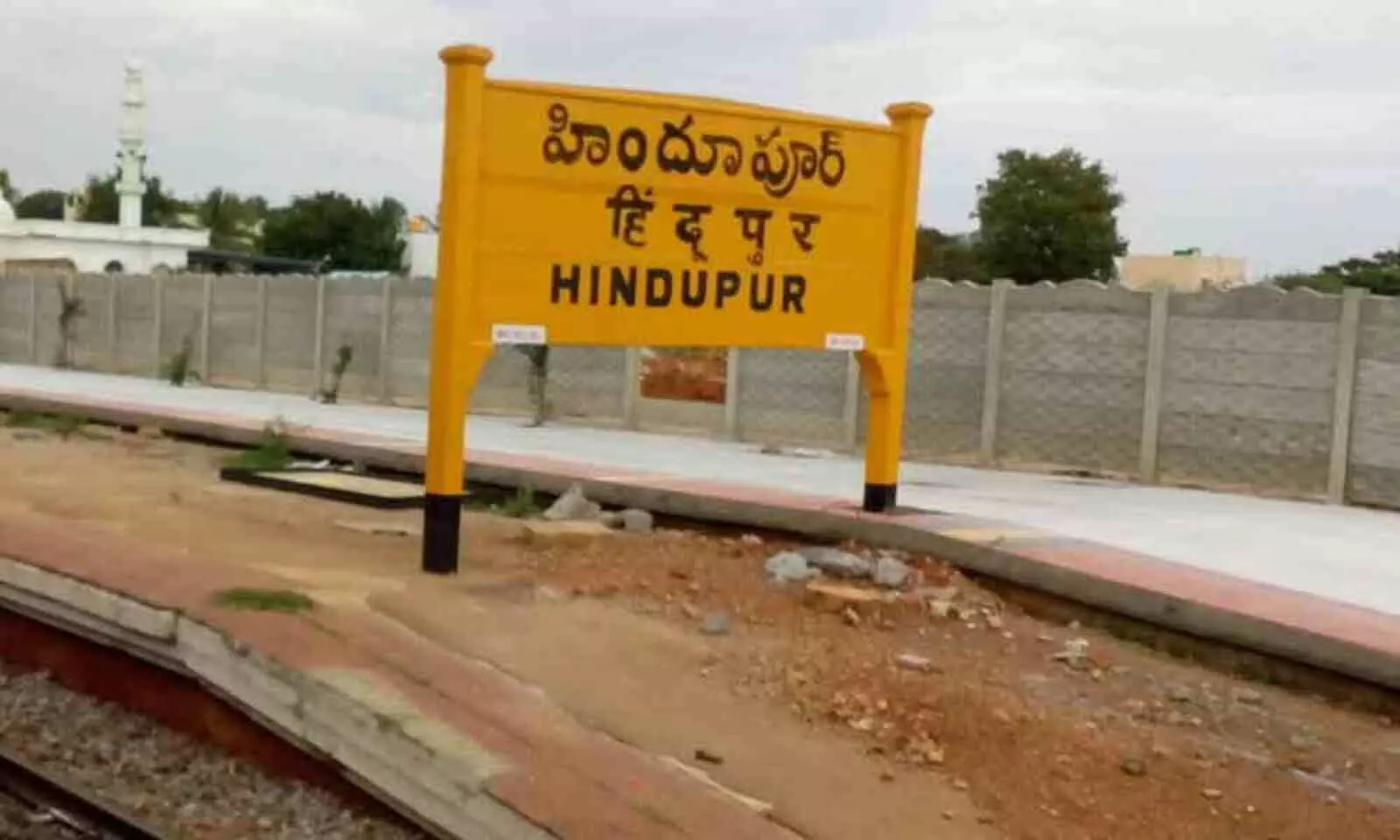 హిందూపురంలో పొలిటికల్ రగడ హిందూపురంలో పొలిటికల్ రగడ