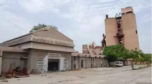 సిమెంట్ ఫ్యాక్టరీ ముందు ఆదివాసీల ఆందోళన సిమెంట్ ఫ్యాక్టరీ ముందు ఆదివాసీల ఆందోళన