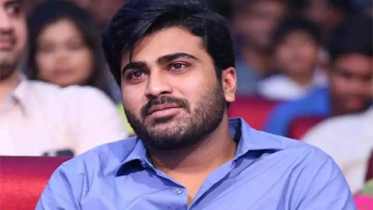 డివైడర్‌ను ఢీ కొట్టిన శర్వానంద్ కారు