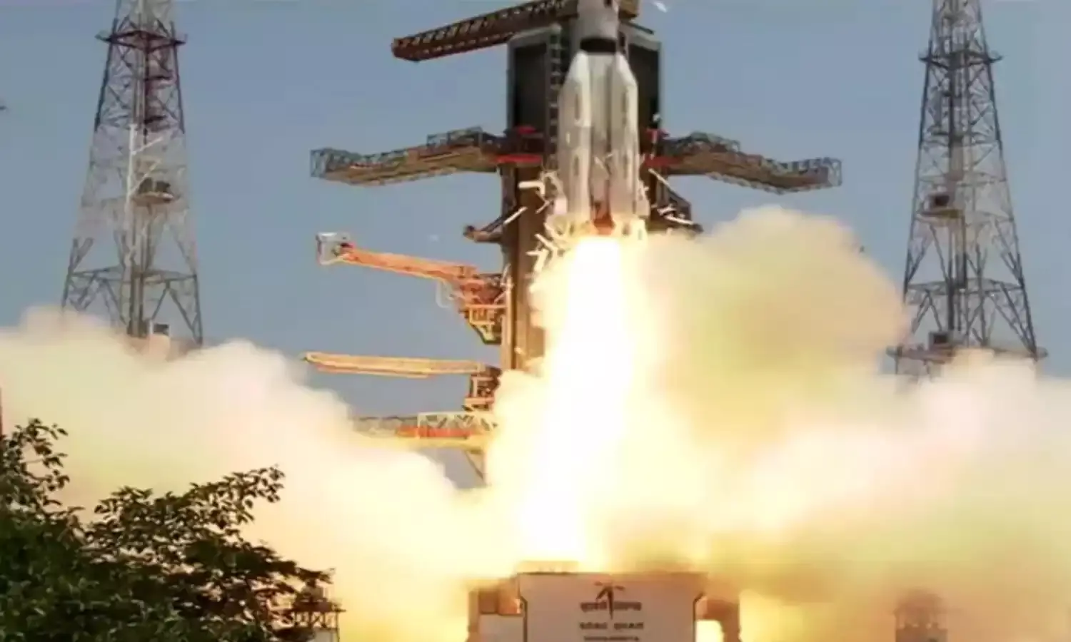 నింగిలోకి దూసుకెళ్లిన GSLV F12 నింగిలోకి దూసుకెళ్లిన GSLV F12