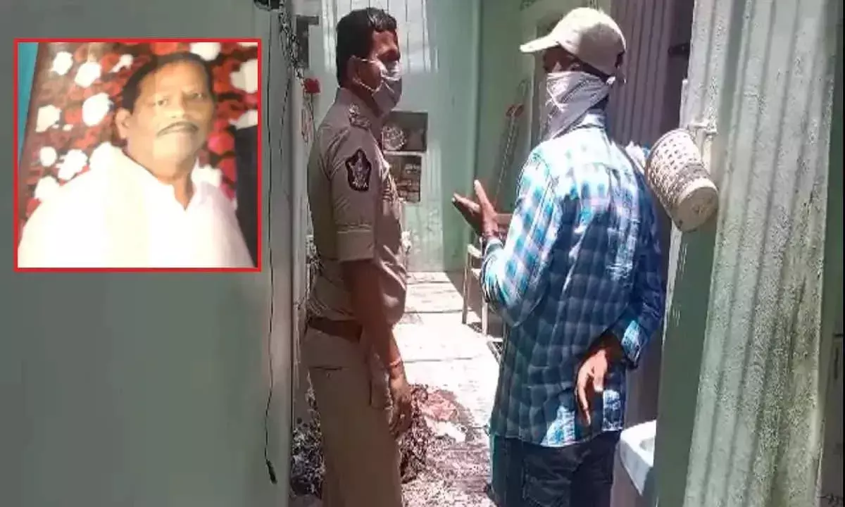 కడచూపుకు రాని కుమారులు... బాధతో ఇంట్లోనే తండ్రి శవాన్ని...