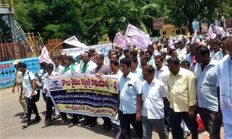 రాజంపేటలో రైతుల ధర్నా రాజంపేటలో రైతుల ధర్నా