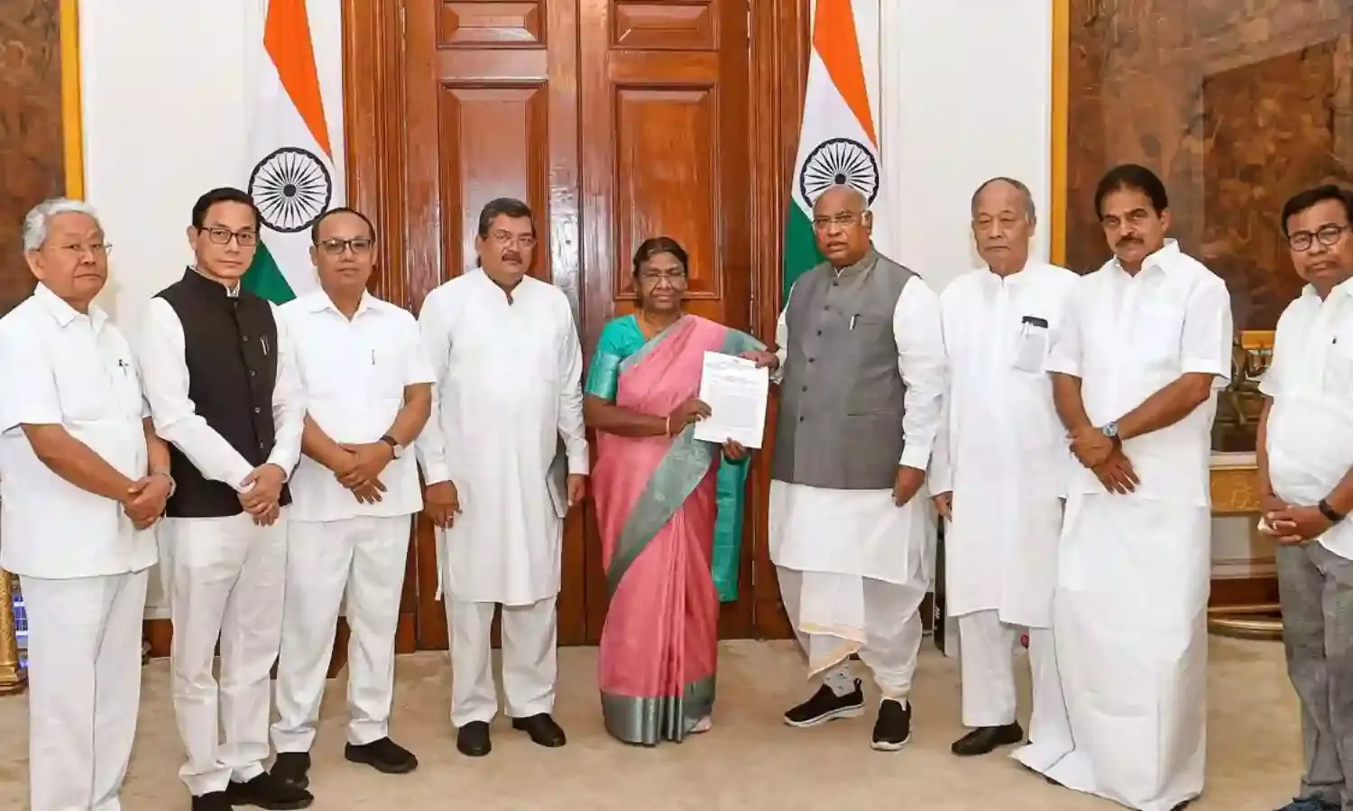 రాష్ట్రపతిని కలిసిన ఖర్గే బృందం రాష్ట్రపతిని కలిసిన ఖర్గే బృందం