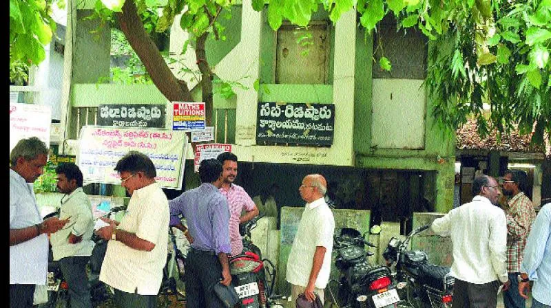 Andhrapradesh: రాష్ట్రవ్యాప్తంగా నిలిచిపోయిన  భూ రిజిస్ట్రేషన్లు Andhrapradesh: రాష్ట్రవ్యాప్తంగా నిలిచిపోయిన  భూ రిజిస్ట్రేషన్లు