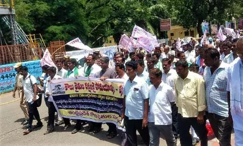 రాజంపేటలో రైతుల ధర్నా