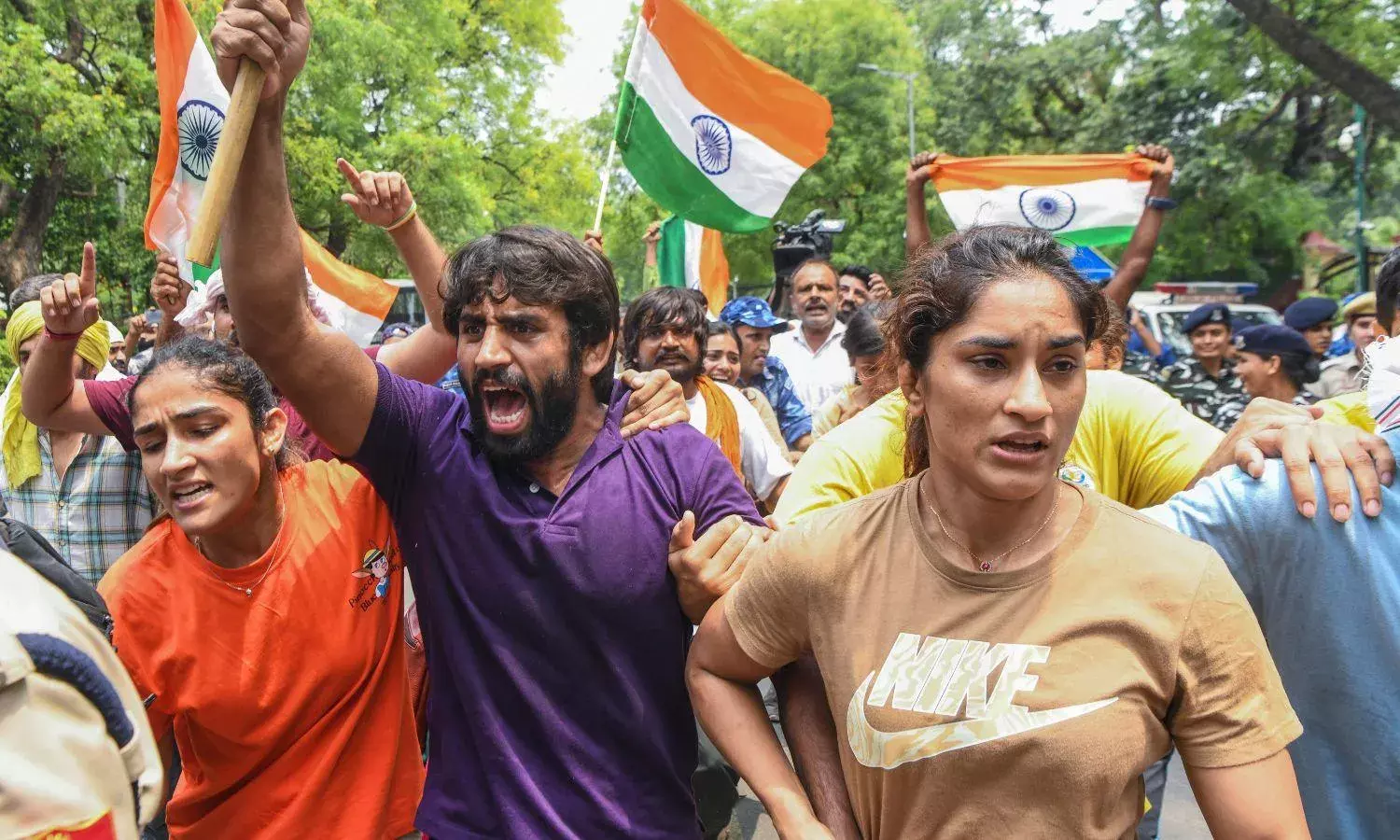 పతాకాలను గంగలో కలిపేస్తాం.... పతాకాలను గంగలో కలిపేస్తాం....