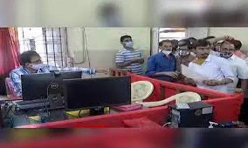 విశాఖ సబ్ రిజిస్ట్రార్ ఆఫీస్ వద్ద జనం పడిగాపులు విశాఖ సబ్ రిజిస్ట్రార్ ఆఫీస్ వద్ద జనం పడిగాపులు