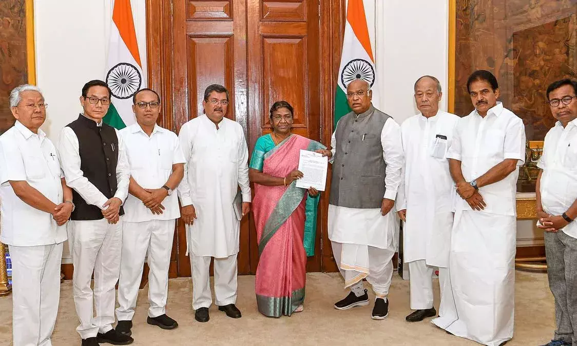 రాష్ట్రపతిని కలిసిన ఖర్గే బృందం