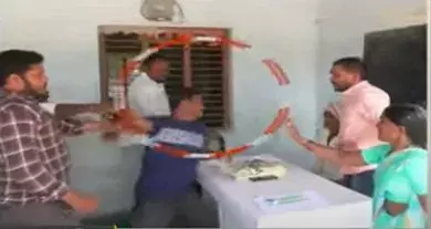 BRS సర్పంచ్‌ను చెప్పుతో కొట్టిన యువకుడు