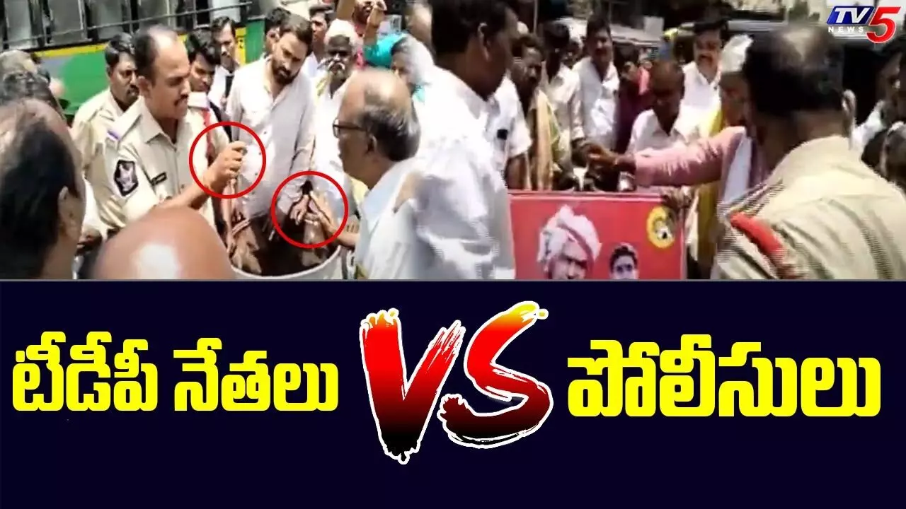 కళ్యాణదుర్గంలో తీవ్ర ఉద్రిక్తత కళ్యాణదుర్గంలో తీవ్ర ఉద్రిక్తత