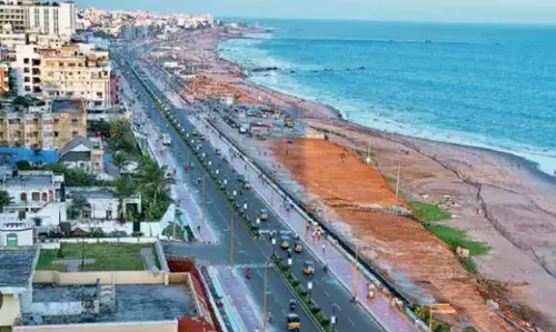 మంత్రి అమర్‌నాథ్‌ పేరుతో రౌడీమూకల వీరంగం