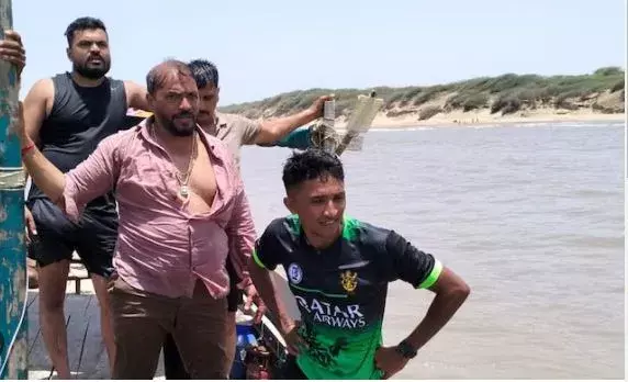 సముద్రంలో మునిగిపోతున్న యువకుల్ని కాపాడిన బీజేపీ ఎమ్మెల్యే