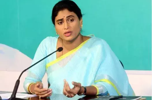 తెలంగాణ ప్రజలను కేసీఆర్‌ మోసం చేస్తున్నారు: షర్మిల