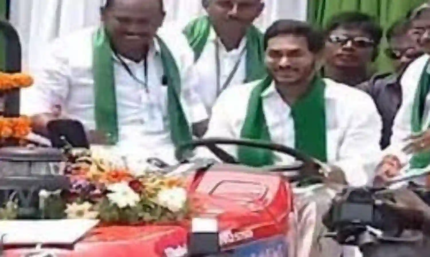జగన్ ప్రారంభించిన వెంటనే ట్రాక్టర్ ఆగిపోయింది జగన్ ప్రారంభించిన వెంటనే ట్రాక్టర్ ఆగిపోయింది