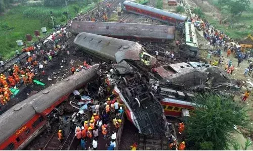 నిలిచిపోయిన 17 రైల్లు