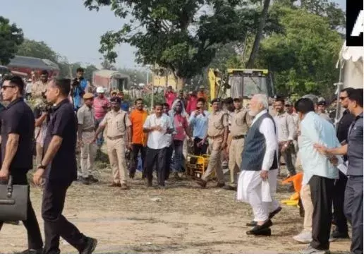 ప్రమాద స్థలాన్ని పరిశీలించిన ప్రధాని మోడీ ప్రమాద స్థలాన్ని పరిశీలించిన ప్రధాని మోడీ